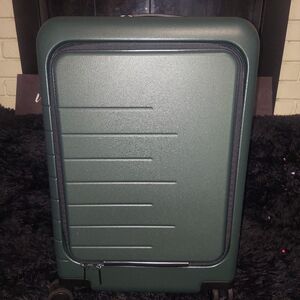 Quince Front Pocket Carry-On